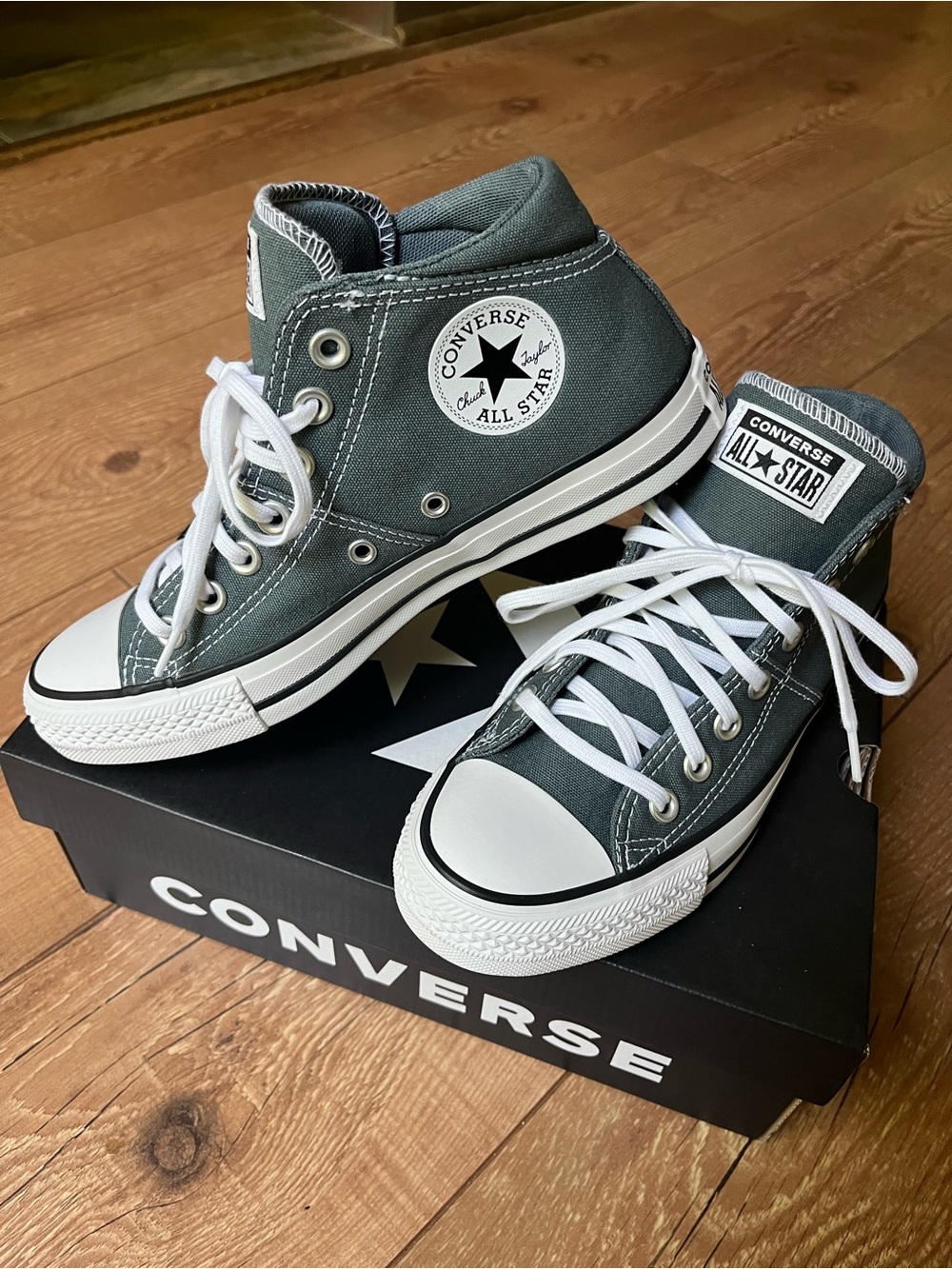 Converse Madison Sneakers Women’s 7.5